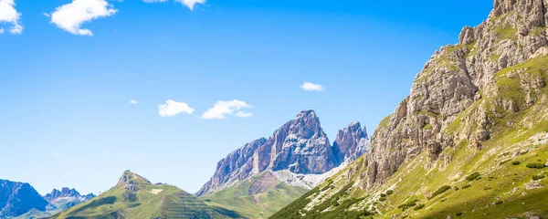 Dolomiti dağlar İtalya üzerinde mavi gökyüzü