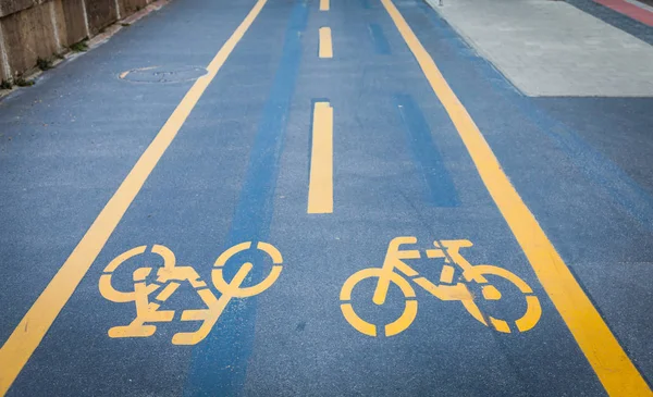 Sinais de bicicleta pintados em asfalto — Fotografia de Stock