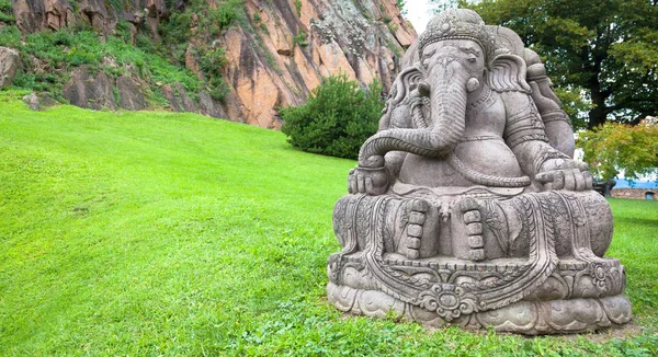 Статуя Ганеші в прекрасному гірському саду — стокове фото