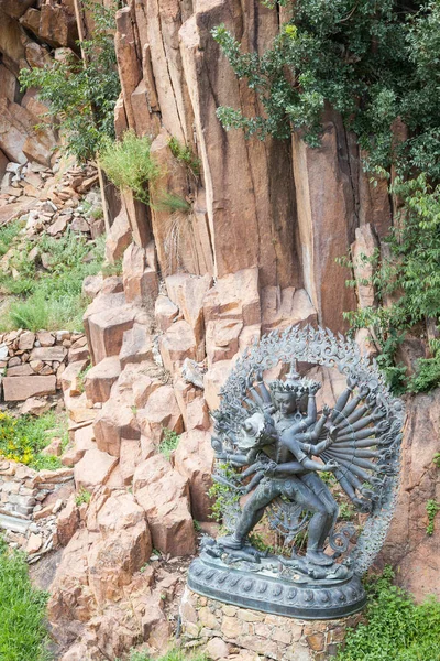 Estátua de Deidades Tântricas em Ritual Abraço localizado em uma montanha g — Fotografia de Stock