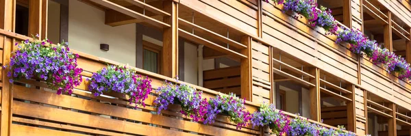 Bloemen op het balkon van de Chalet — Stockfoto
