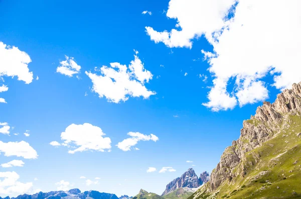 Blauwe hemel op Dolomiti bergen in Italië — Stockfoto