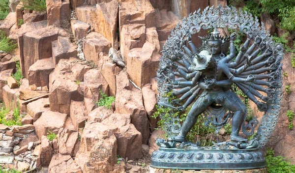 Статуя тантричних божеств у ритуальних обіймах, розташованих у горі g — стокове фото