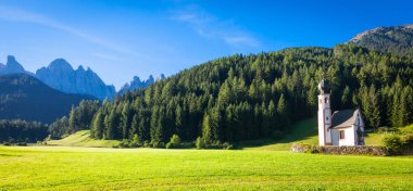 Kilise San Giovanni bölgesinde Dolomiti - İtalya
