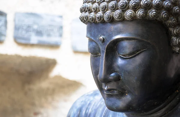 Meditierende japanische Buddha-Statue — Stockfoto