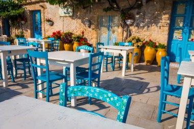 Sicilya geleneksel bir İtalyan restoranı tablolarda