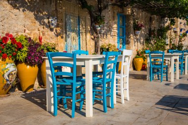 Sicilya geleneksel bir İtalyan restoranı tablolarda