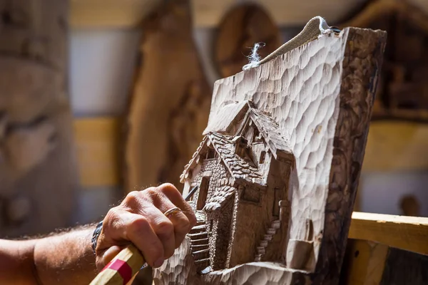 Escultor mãos trabalhando madeira — Fotografia de Stock