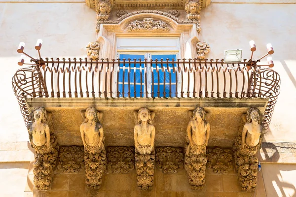 NOTO, ITALIE - Détail du balcon baroque, 1750 — Photo