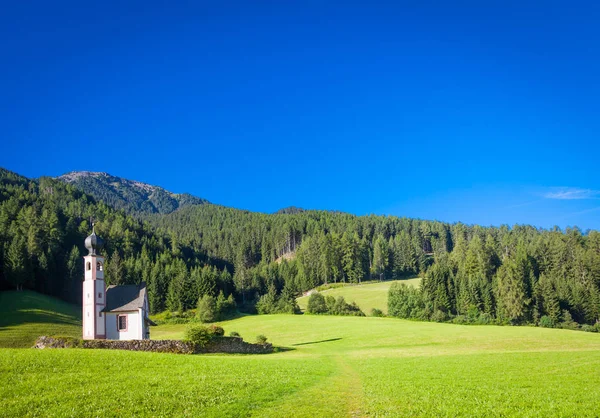 A Igreja de San Giovanni na região do Dolomiti - itália — Fotografia de Stock