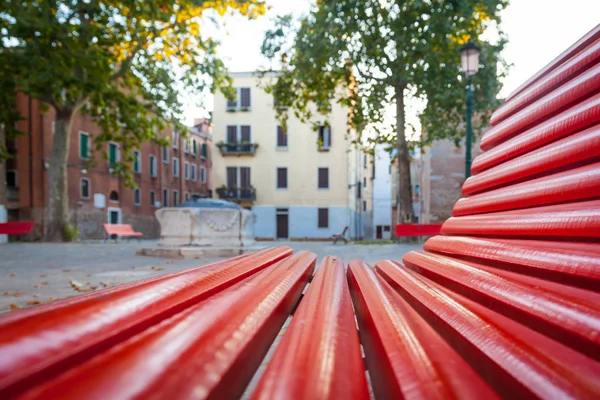 Benátky od červeném lavičce — Stock fotografie