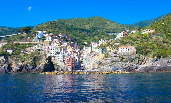 Riomaggiore i Cinque Terre, Italien - sommaren 2016 - vy från den — Stockfoto