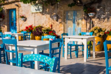 Sicilya geleneksel bir İtalyan restoranı tablolarda