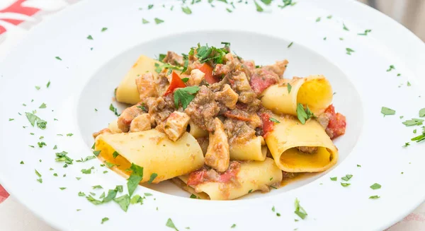 İtalyan Paccheri makarna ile kılıç balığı — Stok fotoğraf