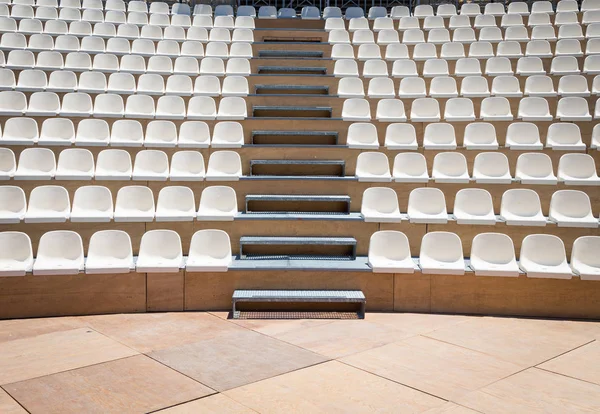 Plastik oturma sıraları