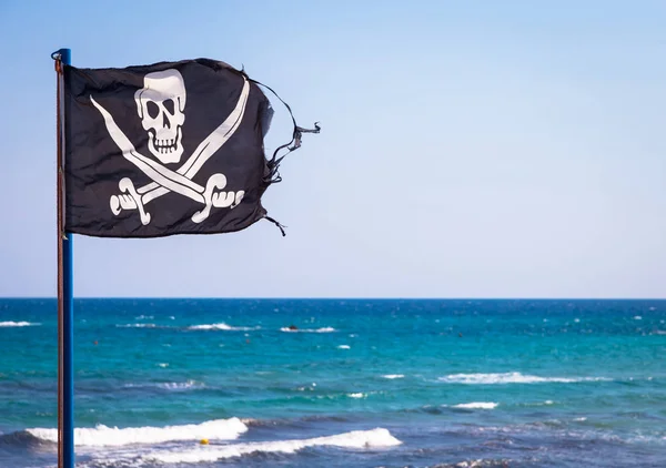 Pirate flag on the sea — Stock Photo, Image