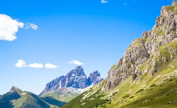 Modrá obloha na hory Dolomiti v Itálii — Stock fotografie