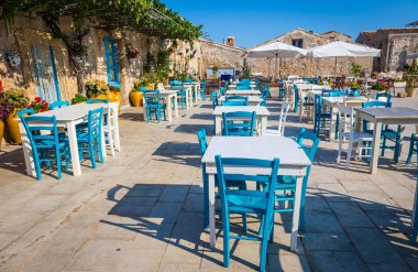 Sicilya geleneksel bir İtalyan restoranı tablolarda