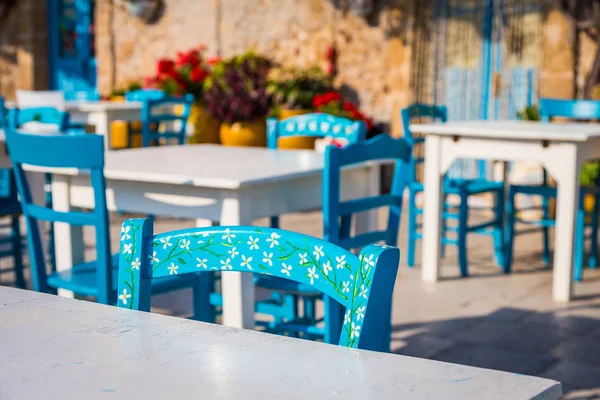 Tavoli in un ristorante tradizionale italiano in Sicilia — Foto Stock