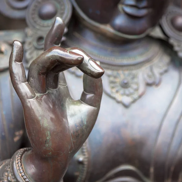 Buda heykeli Karana mudra el pozisyonu ile detay — Stok fotoğraf