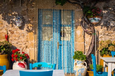Sicilya geleneksel bir İtalyan restoranı tablolarda