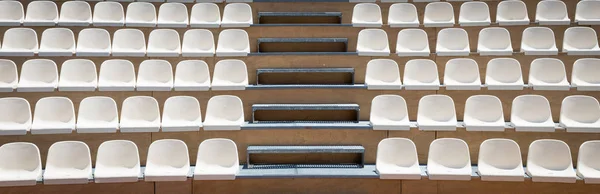 Filas de asientos de plástico — Foto de Stock