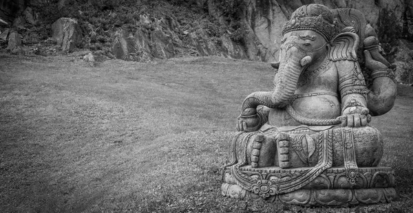 Ganesha standbeeld in de tuin van een prachtige berg — Stockfoto