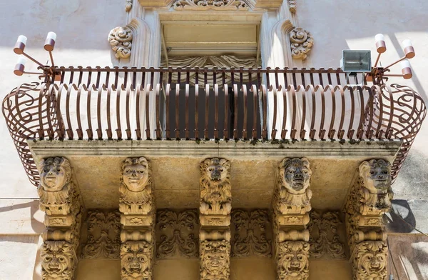 NOTO, ITALIA Dettaglio balcone barocco, 1750 — Foto Stock