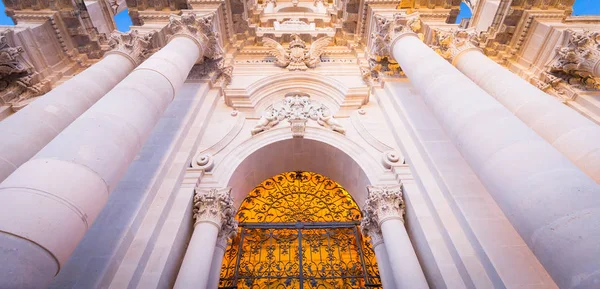 Entrada de la catedral barroca de Siracusa en Sicilia - Italia — Foto de Stock