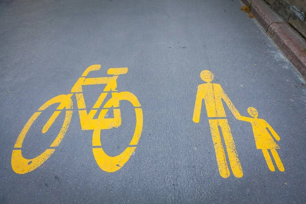 Sinais de bicicleta pintados em asfalto — Fotografia de Stock