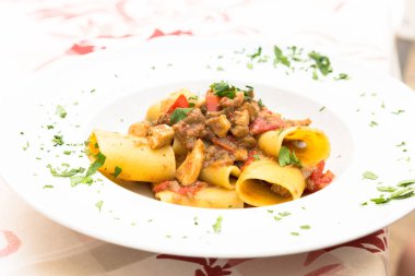 İtalyan Paccheri makarna ile kılıç balığı