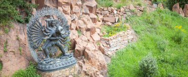 Bir dağ g içinde bulunan ritüel kucaklamak Tantrik Tanrılar heykeli