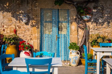 Sicilya geleneksel bir İtalyan restoranı tablolarda