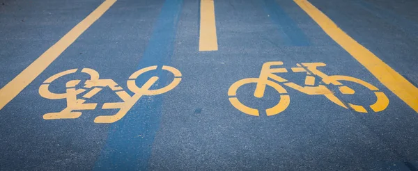 Sinais de bicicleta pintados em asfalto — Fotografia de Stock