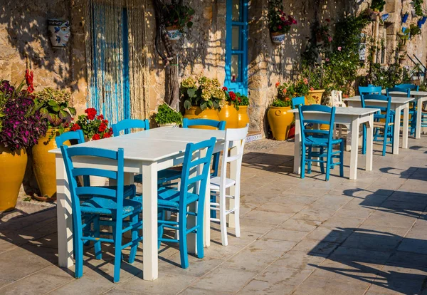 Tables dans un restaurant italien traditionnel en Sicile — Photo