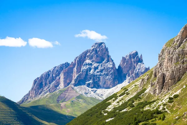 Sininen taivas Dolomitin vuorilla Italiassa — kuvapankkivalokuva