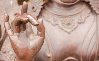 Buda heykeli Karana mudra el pozisyonu ile detay