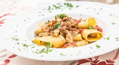 İtalyan Paccheri makarna ile kılıç balığı