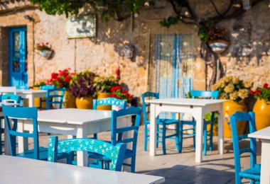 Sicilya geleneksel bir İtalyan restoranı tablolarda