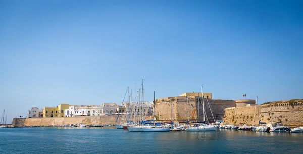 Gallipolli, Italien - historiska centrum Visa från havet — Stockfoto