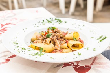 İtalyan Paccheri makarna ile kılıç balığı