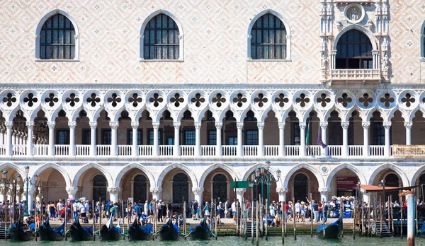 VENECIA, ITALIA - 27 DE JUNIO DE 2016: Zona de San Marco llena de turistas —  Fotos de Stock