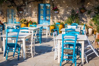 Sicilya geleneksel bir İtalyan restoranı tablolarda