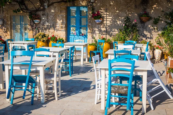 Mesas en un restaurante italiano tradicional en Sicilia — Foto de Stock