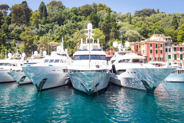 Portofino, Italien - Sommer 2016 - drei Luxusjachten — Stockfoto
