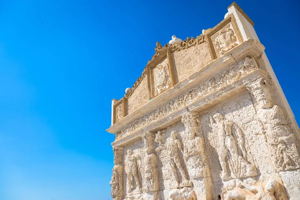 GALLIPOLI, ITALY - Греческий фонтан, III век до н.э. — стоковое фото