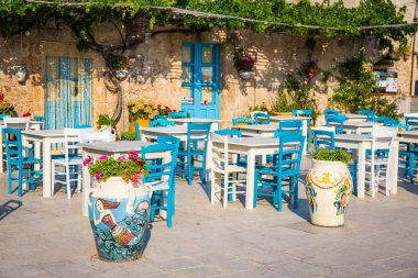 Sicilya geleneksel bir İtalyan restoranı tablolarda