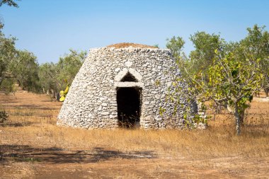 Puglia bölgesi, İtalya. Taştan yapılmış geleneksel ambar