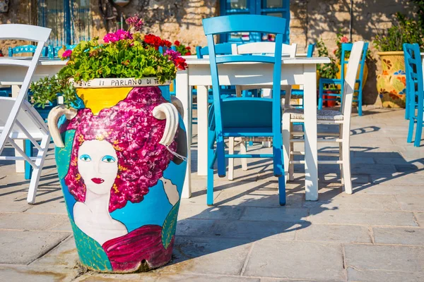 Tables dans un restaurant italien traditionnel en Sicile — Photo