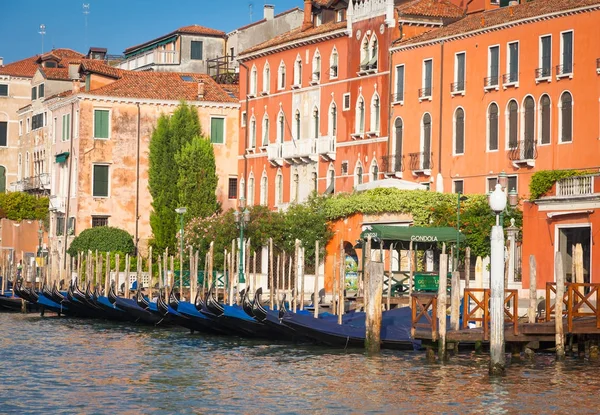 300 jaar oud Venetiaans palazzo gevel van het Canal Grande — Stockfoto
